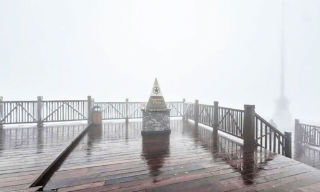 Nhiệt độ giảm xuống -3°C rạng sáng, băng giá phủ trắng đỉnh Fansipan